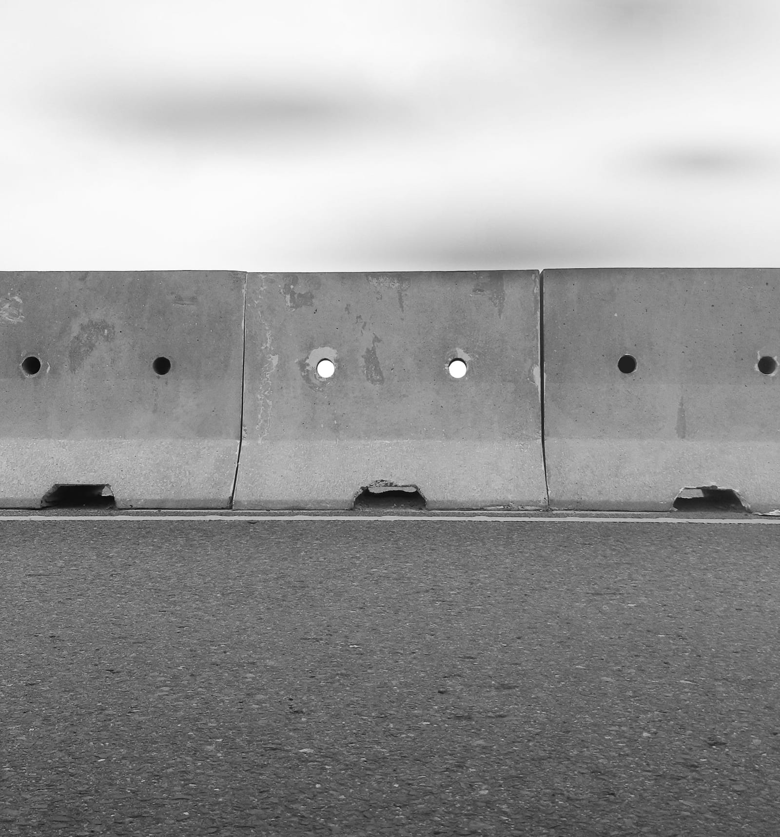 Barreras de concreto prefabricadas alineadas sobre una vialidad