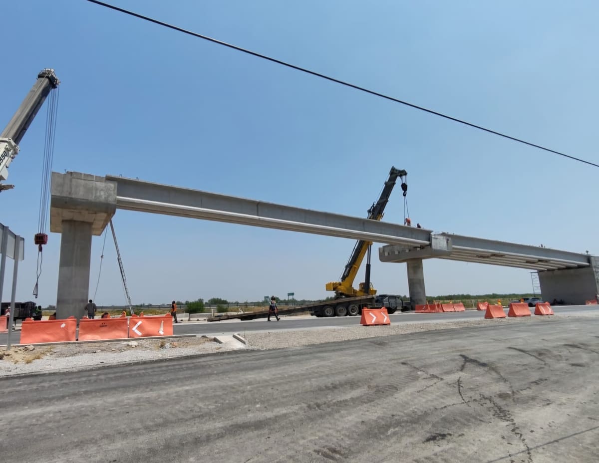 Maniobra de montaje de un elemento prefabricado de concreto con doble grúa