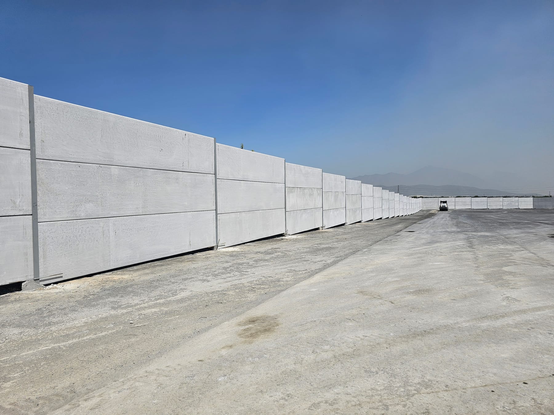 Muros prefabricados de concreto instalados de forma perimetral en un sitio industrial