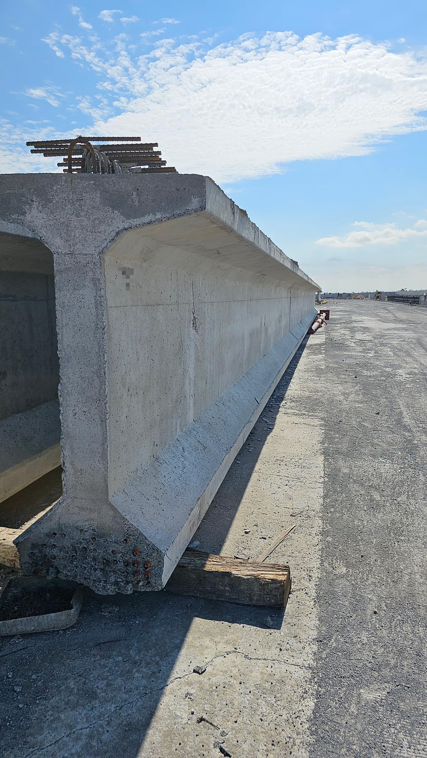 Trabe prefabricada de concreto apoyada sobre un puente en construcción